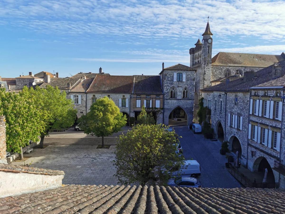 Maison De Charme Spacieuse, Terrasse Et Vue Sur La Place Monflanquin Exterior foto